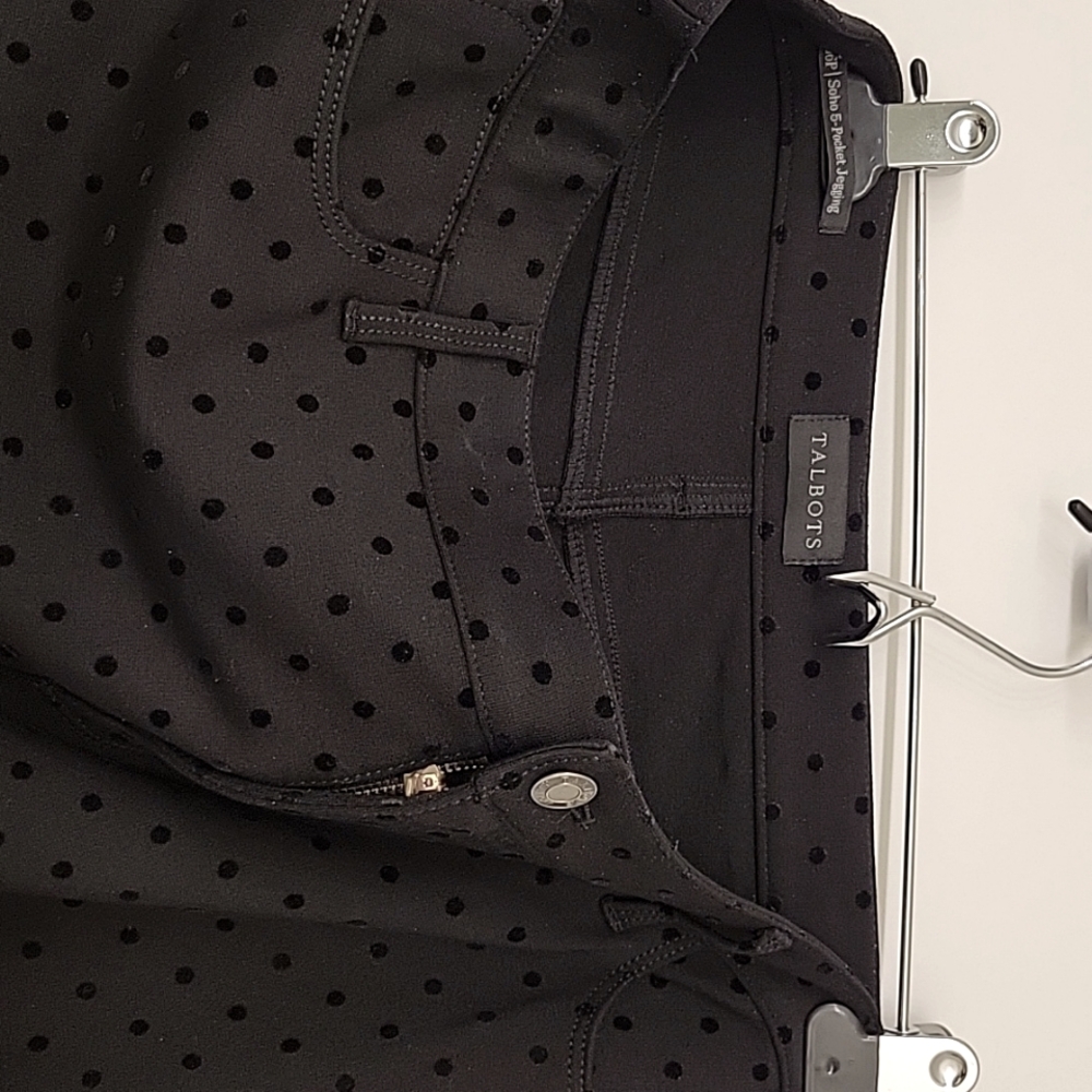 Talbots Black polka dot leggings, 16p. Comfortable stretch w/flattering detail.